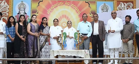 ದಾವಣಗೆರೆಯಲ್ಲಿ ಭಾನುವಾರ ಹಮ್ಮಿಕೊಂಡಿದ್ದ ‘ವಿನ್ಯಾಸ ಮತ್ತು ನಾವೀನ್ಯತೆ ಶೃಂಗಸಭೆ’ ಕಾರ್ಯಕ್ರಮದಲ್ಲಿ ಈಶ್ವರೀಯ ವಿವಿ ಪ್ರಧಾನ ಸಂಚಾಲಕಿ ರಾಜಯೋಗಿನಿ ಬ್ರಹ್ಮಾಕುಮಾರಿ ಲೀಲಾಜಿ ಮಾತನಾಡಿದರು. ಪ್ರೊ. ವೈ.ವೃಷಭೇಂದ್ರಪ್ಪ, ಡಾ.ಎಚ್.ಪಿ. ವಿನುತಾ, ಸತೀಶ್ ಹಿಂದರ್, ಎನ್. ಸುಹಾಸ್, ಬ್ರಹ್ಮಾಕುಮಾರಿ ಸವಿತಾ, ಬಿ.ಕೆ. ರೂಪಂ ಇದ್ದರು. 