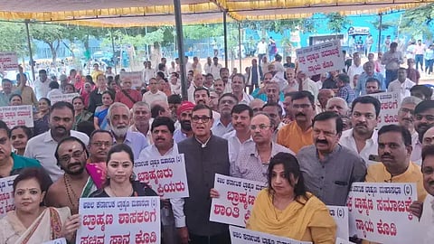 ಬೆಂಗಳೂರು ನಗರದ ಸ್ವಾತಂತ್ರ್ಯ ಉದ್ಯಾನವನದಲ್ಲಿ ಅಖಿಲ ಕರ್ನಾಟಕ ಬ್ರಾಹ್ಮಣ ಮಹಾಸಭಾ ಸದಸ್ಯರು ಗುರುವಾರ ಪ್ರತಿಭಟನೆ ನಡೆಸಿದರು.