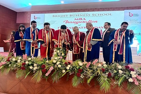 ಹುಬ್ಬಳ್ಳಿಯಲ್ಲಿ ಭಾನುವಾರ ಏರ್ಪಡಿಸಿದ್ದ bright college ಬ್ರೈಟ್ ಬಿಜಿನೆಸ್ ಸ್ಕೂಲ್‌ನ ಎಂಬಿಎ ವಿದ್ಯಾರ್ಥಿಗಳ ಪ್ರಥಮ ಪದವಿ ಪ್ರದಾನ ಸಮಾರಂಭವನ್ನು ಪ್ರೊ.ಸಿ.ಎಂ. ತ್ಯಾಗರಾಜ, ಎಂ.ವಿ. ಕರಮರಿ ಉದ್ಘಾಟಿಸಿದರು.