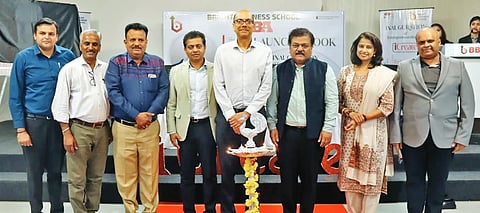 bright MBA ಹುಬ್ಬಳ್ಳಿಯ ಬ್ರೈಟ್ ಬಿಜಿನೆಸ್​ ಸ್ಕೂಲ್​ನಲ್ಲಿ ಐಕ್ರಿಯೇಟ್​ ಎಂಟರ್​ಪ್ರೆನ್ಯೂರ್​ಶಿಪ್​ ಉದ್ಘಾಟಿಸಲಾಯಿತು. ಪ್ರೊ. ಜೈದೀಪ ಪ್ರಭು, ಡಾ. ಪ್ರಸಾದ ರೂಡಗಿ, ಸಂತೋಷ ಹುರಳಿಕೊಪ್ಪಿ, ಡಾ. ವಿ.ಎಂ. ಕೊರವಿ, ಪಲ್ಲವಿ, ಇತರರು ಇದ್ದರು.