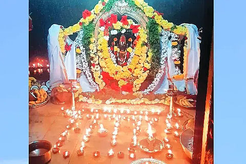 Kartik Festival: ಭರಮಸಾಗರ ಸಮೀಪದ ಕೋಲ್ಕುಂಟೆ ಗ್ರಾಮದ ಬಳಿ ದೀಪೋತ್ಸವ ನಡೆಯಿತು