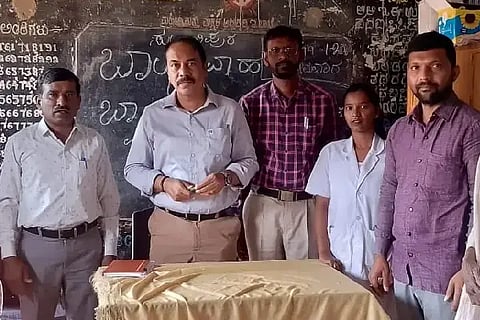 Child marriage ಭರಮಸಾಗರ ಹೋಬಳಿ ಪಿಚ್ಚಾರಹಟ್ಟಿ ಸುಲ್ತಾನಿಪುರದಲ್ಲಿ ಸೋಮವಾರ ಆಯೋಜಿಸಿದ್ದ ಕಾರ್ಯಕ್ರಮದಲ್ಲಿ ಸಾರ್ವಜನಿಕರಿಗೆ ಬಾಲ್ಯ ವಿವಾಹ ತಡೆ ಕುರಿತು ಟಿಎಚ್‌ಒ ಡಾ. ಬಿ.ವಿ. ಗಿರೀಶ್ ಅರಿವು ಮೂಡಿಸಿದರು.