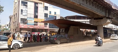 ಹುಬ್ಬಳ್ಳಿ ಹೊಸೂರ ಕ್ರಾಸ್‌ನಲ್ಲಿ ತಂಗುದಾಣವಿಲ್ಲದೆ ರಸ್ತೆಯಲ್ಲೇ ಬಸ್‌ಗಾಗಿ ಕಾಯುತ್ತಿರುವ ಪ್ರಯಾಣಿಕರು.