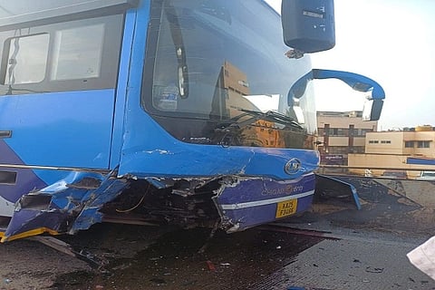 ಬಿಆರ್‌ಟಿಎಸ್ ಹಾಗೂ ಕಾರಿನ ಮಧ್ಯೆ ಡಿಕ್ಕಿ (accident) 