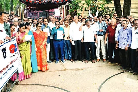ದಾವಣಗೆರೆಯಲ್ಲಿ ಬುಧವಾರ, ಪಿಂಚಣಿ ಪರಿಷ್ಕರಣೆ ಸೇರಿ ವಿವಿಧ ಬೇಡಿಕೆ ಈಡೇರಿಸಲು ಆಗ್ರಹಿಸಿ ಬಿ.ಎಸ್.ಎನ್.ಎಲ್ ನಿವೃತ್ತ ನೌಕರರು ಪ್ರತಿಭಟನೆ ನಡೆಸಿದರು. ಆರ್. ಆನಂದ, ಈರಣ್ಣ, ಕೆ.ಸಿ. ಚನ್ನಪ್ಪ, ಹನುಮಂತಪ್ಪ ಬಜಾರಿ, ಎಂ.ವಿ. ಸ್ವಾಮಿ, ಎಚ್.ಎಸ್. ನಾಗರಾಜ, ಜಯಪ್ಪ ನಾಯ್ಕ, ಶಿವಲಿಂಗಪ್ಪ, ಮಲ್ಲಿಕಾರ್ಜುನ ರೆಡ್ಡಿ, ಟಿ. ಷಣ್ಮುಖಪ್ಪ ಇದ್ದರು.