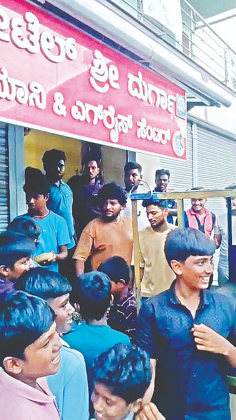 ಬಸವಾಪಟ್ಟಣದ ಹೋಟೆಲ್‌ನಲ್ಲಿ ಆರ್‌ಸಿಬಿ ಗೆಲುವಿನ ಸಂತಸಕ್ಕೆ ಉಚಿತ ಬಿರಿಯಾನಿ ಪಡೆಯಲು ನೆರೆದಿದ್ದ ಅಭಿಮಾನಿಗಳು. IPL