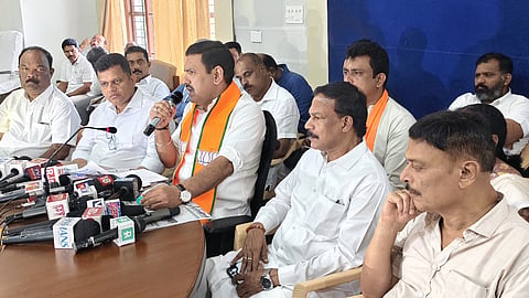 ದೆಹಲಿ ಪ್ರವಾಸ ಮುಗಿಸಿ ನೇರವಾಗಿ ಮಂಗಳೂರು ಮೂಲಕ ಧರ್ಮಸ್ಥಳಕ್ಕೆ ಆಗಮಿಸಿದ ಅವರು ಶುಕ್ರವಾರ ಸುದ್ದಿಗೋಷ್ಠಿಯಲ್ಲಿ  ಬಿಜೆಪಿ ರಾಜ್ಯಾಧ್ಯಕ್ಷ ಬಿ.ವೈ. ವಿಜಯೇಂದ್ರ ಮಾಹಿತಿ ನೀಡಿದರು.