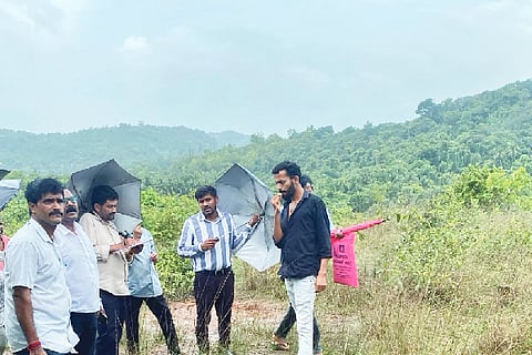  ಪಲ್ಲಮಜಲು ಪ್ರದೇಶದಲ್ಲಿರುವ ಕಲ್ಲುಕ್ವಾರಿಗೆ ಗಣಿ ಮತ್ತು ಭೂವಿಜ್ಞಾನ ಇಲಾಖೆಯ ಅಧಿಕಾರಿಗಳ ತನಿಖಾ ತಂಡ ಬುಧವಾರ ಭೇಟಿ ನೀಡಿ ಪರಿಶೀಲನೆ ನಡೆಸಿತು.  