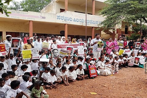ಹುಬ್ಬಳ್ಳಿ ತಾಲೂಕಿನ ಬುಡರಶಿಂಗಿ budarasingi school ಗ್ರಾಮದ ಸರ್ಕಾರಿ ಕನ್ನಡ ಹಿರಿಯ ಪ್ರಾಥಮಿಕ ಶಾಲೆ ಮುಚ್ಚುತ್ತಿರುವುದನ್ನು ವಿರೋಧಿಸಿ ಎಐಡಿಎಸ್‌ಒ ನೇತೃತ್ವದಲ್ಲಿ ಗ್ರಾಮಸ್ಥರು ಬುಧವಾರ ಪ್ರತಿಭಟನೆ ನಡೆಸಿದರು.