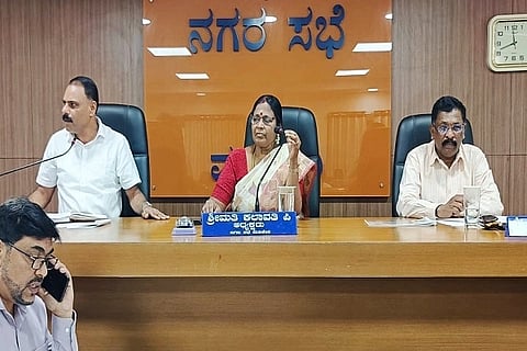 ಮಡಿಕೇರಿ ನಗರಸಭೆಯ 2026-27ನೇ ಸಾಲಿನ ಬಜೆಟ್ ಅನ್ನು ನಗರಸಭೆ ಉಪಾಧ್ಯಕ್ಷ ಮಹೇಶ್ ಜೈನಿ ಮಂಡಿಸಿದರು. ಅಧ್ಯಕ್ಷೆ ಪಿ. ಕಲಾವತಿ, ಪೌರಾಯುಕ್ತ ಹೆಚ್.ಆರ್. ರಮೇಶ್ ಇದ್ದರು.
