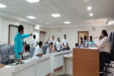 ಮಡಿಕೇರಿ ನಗರಸಭೆಯ 2026-27ನೇ ಸಾಲಿನ ಬಜೆಟ್ ಮಂಡನೆ ಸಂದರ್ಭ ಆಡಳಿತ ಮತ್ತು ಪ್ರತಿಪಪಕ್ಷ ಸದಸ್ಯರ ಮಧ್ಯೆ ಬಿರುಸಿನ ಚರ್ಚೆ ನಡೆಯಿತು.