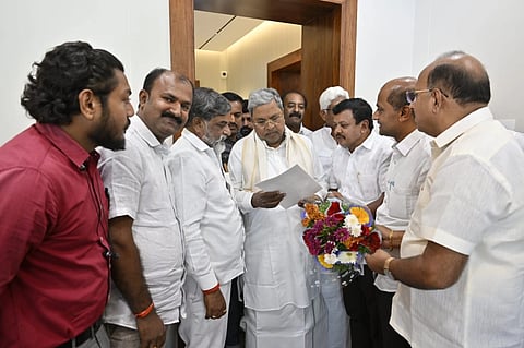  2024 ಅಕ್ಟೋಬರ್ 1ಕ್ಕಿಂತ ಮೊದಲು ನಿರ್ಮಾಣಗೊಂಡ ಮನೆಗಳಿಗೆ ನಿವಾಸ ಅನುಮತಿ ಪತ್ರ (ಒಸಿ) ರಹಿತ ಅಪಾರ್ಟ್‌ಮೆಂಟ್‌ಗಳು ಹಾಗೂ ಬಡಾವಣೆಗಳಲ್ಲಿ ನಿರ್ಮಿತ ಮನೆಗಳಿಗೆ ಇ-ಖಾತಾ ಸೌಲಭ್ಯ ನೀಡುವಂತೆ ಬೆಂಗಳೂರು ಬಿಲ್ಡರ್ಸ್ ಮತ್ತು ಡೇವಲಪರ್ಸ್ ಅಸೋಸಿಯೇಷನ್ ನ ಪದಾಧಿಕಾರಿಗಳು ಮುಖ್ಯಮಂತ್ರಿ ಸಿದ್ದರಾಮಯ್ಯನವರಿಗೆ ಮನವಿ ಪತ್ರ ಸಲ್ಲಿಸಿದರು. 