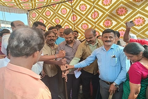ವಿವಿಧ ಅಭಿವೃದ್ಧಿ ಕಾಮಗಾರಿಗೆ ಮಡಿಕೇರಿ ವಿಧಾನಸಭಾ ಕ್ಷೇತ್ರದ ಶಾಸಕ ಡಾ.ಮಂತರ್ ಗೌಡ ಅವರು ಭೂಮಿ ಪೂಜೆ ನೆರವೇರಿಸಿದರು. ಡಿ.ಹೆಚ್.ಮೇದಪ್ಪ, ತೆನ್ನಿರ ಮೈನಾ, ಬಿ.ವೈ.ರಾಜೇಶ್ ಇತರರಿದ್ದರು.