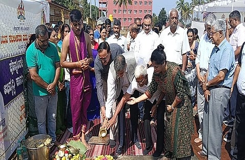 ಜಿಲ್ಲಾಡಳಿತ, ಜಿಲ್ಲಾ ಪಂಚಾಯಿತಿ ಹಾಗೂ ಯುವ ಸಬಲೀಕರಣ ಮತ್ತು ಕ್ರೀಡಾ ಇಲಾಖೆ ವತಿಯಿಂದ ಪೊನ್ನಂಪೇಟೆ ಹಾಕಿ ಟರ್ಫ್ ಮೈದಾನ ಅಭಿವೃದ್ಧಿ ಕಾಮಗಾರಿಗೆ ಅಜ್ಜಿಕುಟ್ಟೀರ ಎಸ್.ಪೊನ್ನಣ್ಣ ಅವರು ಭೂಮಿ ಪೂಜೆ ನೆರವೇರಿಸಿದರು. ಅರುಣ್ ಮಾಚಯ್ಯ, ವಿಸ್ಮಯ ಚಕ್ರವರ್ತಿ ಇತರರಿದ್ದರು.