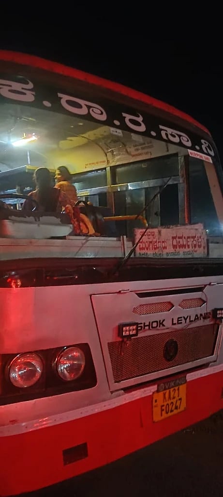 (bus incident) ಇದೇ ಬಸ್‌ನಿಂದ ಜಿಗಿದುರುವ ವ್ಯಕ್ತಿ.