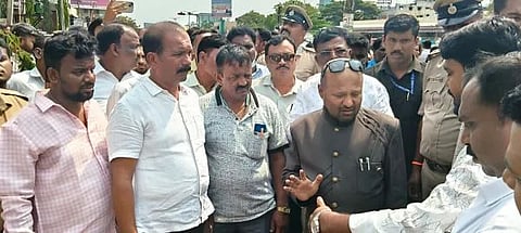ಬಸ್ ಶೆಲ್ಟರ್ ನಿರ್ಮಾಣಕ್ಕೆ ಭೂಮಿ ಪೂಜೆ ನೆರವೇರಿಸಲು ಹೋದ ಶಾಸಕ ಇಕ್ಬಾಲ್ ಹುಸೇನ್ ಅವರೊಟ್ಟಿಗೆ ಮಾತನಾಡುತ್ತಿರುವ ನಾಗರೀಕರು. 
