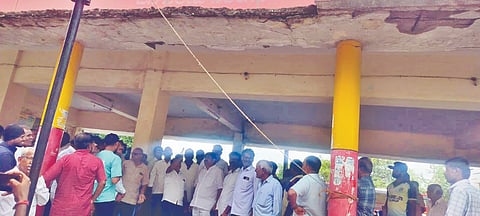 ನರೇಗಲ್ಲನ ಬಸ್ ನಿಲ್ದಾಣದ ದುಸ್ಥಿತಿ.