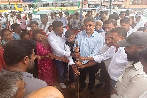 ಪೊನ್ನಂಪೇಟೆ ನೂತನ ಬಸ್ ನಿಲ್ದಾಣ ನಿರ್ಮಾಣ ಕಾಮಗಾರಿಗೆ ವಿರಾಜಪೇಟೆ ಶಾಸಕ ಅಜ್ಜಿಕುಟ್ಟೀರ ಎಸ್. ಪೊನ್ನಣ್ಣ ಭೂಮಿಪೂಜೆ ನೆರವೇರಿಸಿದರು. ಮೆಹರೋಜ್ ಖಾನ್, ತೀತಿರ ಧರ್ಮಜ ಉತ್ತಪ್ಪ, ಕಾಳಿಮಾಡ ಪ್ರಶಾಂತ್, ಲಾಲಾ ಅಪ್ಪಣ್ಣ, ಅಣ್ಣೀರ ಹರೀಶ್ ಮತ್ತಿತರರು ಇದ್ದರು.