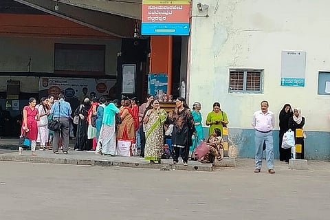 ಕುಶಾಲನಗರ ಬಸ್ ನಿಲ್ದಾಣದಲ್ಲಿ ಕಾದು ನಿಂತಿರುವ ಪ್ರಯಾಣಿಕರು.
