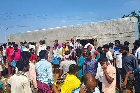 ಪಲ್ಟಿಯಾದ ಬಸ್ ನೋಡಲು ಧಾವಿಸಿದ ಸ್ಥಳೀಯರು.