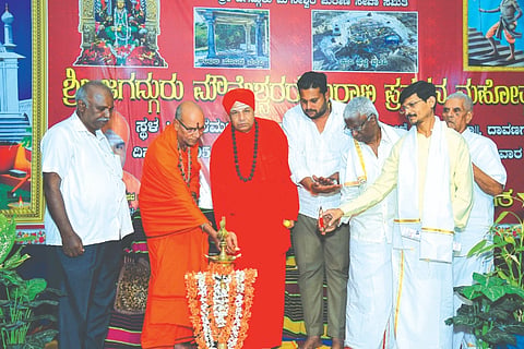 ಬಸವಾಪಟ್ಟಣ ಸಮೀಪದ ಚಿರಡೋಣಿಯಲ್ಲಿ ಭಾನುವಾರ ಆರಂಭಗೊಂಡ ಒಂಬತ್ತು ದಿನಗಳ ಶ್ರೀ ಮೌನೇಶ್ವರ ಮಹಾಪುರಾಣ ವಾಚನ-ಪ್ರವಚನ ಕಾರ್ಯಕ್ರಮವನ್ನು ಪಾಂಡೋಮಟ್ಟಿ ವಿರಕ್ತಮಠದ ಗುರುಬಸವ ಸ್ವಾಮೀಜಿ ಉದ್ಘಾಟಿಸಿದರು. ಕಾಳಹಸ್ತೇಂದ್ರ ಸ್ವಾಮೀಜಿ, ಬಿ.ಜಿ. ಸಚಿನ್, ಎ.ಪಿ. ಶ್ರೀಧರಾಚಾರ್ ಇತರರಿದ್ದರು. Life