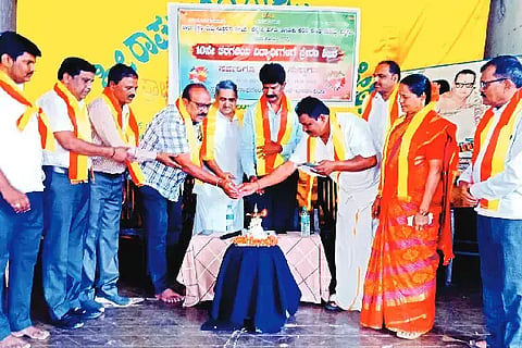 ಬಸವಾಪಟ್ಟಣ ಗ್ರಾಮದ ರಾಘವೇಂದ್ರ ಪ್ರೌಢಶಾಲೆಯಲ್ಲಿ ಶುಕ್ರವಾರ 10ನೇ ತರಗತಿ ವಿದ್ಯಾರ್ಥಿಗಳಿಗೆ ಹಮ್ಮಿಕೊಂಡಿದ್ದ ಪ್ರೇರಣಾ ಶಿಬಿರದ ಕಾರ್ಯಕ್ರಮವನ್ನು ಗ್ರಾಮ ಪಂಚಾಯಿತಿ ಅಧ್ಯಕ್ಷ ಡಿ.ಆರ್. ಹಾಲೇಶ್ ಉದ್ಘಾಟಿಸಿದರು. ಎಲ್. ಜಯಣ್ಣ, ಎಲ್.ಜಿ. ಮಧುಕುಮಾರ್, ಡಾ.ಎಂ.ಈ. ಶಿವಕುಮಾರ್, ಎನ್.ಆರ್. ಸುಧಾಕರ್ ಇತರರಿದ್ದರು.inspiration camp