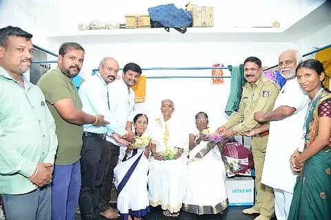 ಬಸವಾಪಟ್ಟಣ ಗ್ರಾಮದ ಸಿದ್ದಾರೂಢ ವೃದ್ಧಾಶ್ರಮದಲ್ಲಿ ಮಂಗಳವಾರ ಡಾ. ವೀರೇಂದ್ರ ಹೆಗ್ಗಡೆ ಅವರ ಜನ್ಮದಿನದ ಕಾರ್ಯಕ್ರಮದಲ್ಲಿ ಆಶ್ರಮವಾಸಿಗಳಿಗೆ ಹಣ್ಣು ವಿತರಿಸಲಾಯಿತು. ಎಲ್.ಜಿ. ಮಧುಕುಮಾರ್, ಗಣಪತಿ, ಕೃಷ್ಣಾನಂದ ಸ್ವಾಮೀಜಿ, ಕುಸುಮಾ ಬಸವರಾಜಪ್ಪ ಇತರರಿದ್ದರು.