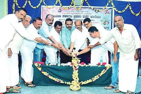ಬಸವಾಪಟ್ಟಣದ ಜನತಾ ಸರ್ಕಾರಿ ಪ್ರಥಮ ದರ್ಜೆ ಕಾಲೇಜಿನಲ್ಲಿ ಶುಕ್ರವಾರ ವಿವಿಧ ಕಾರ್ಯಕ್ರಮಗಳ ಸವಾರೋಪ ಹಾಗೂ ಅಂತಿಮ ಪದವಿ ವಿದ್ಯಾರ್ಥಿಗಳಿಗೆ ಬೀಳ್ಕೊಡುಗೆ ಸವಾರಂಭವನ್ನು ಗ್ರಾಪಂ ವಾಜಿ ಅಧ್ಯಕ್ಷ ಡಿ.ಆರ್. ಹಾಲೇಶ್ ಉದ್ಘಾಟಿಸಿದರು. ಪ್ರಾಚಾರ್ಯ ಟಿ. ಮಂಜಣ್ಣ, ಡಾ.ಪಿ.ಆರ್. ಪದ್ಮಪ್ಪ, ಡಾ.ಎಂ. ಆರ್.ಲೋಕೇಶ್, ಜಿ.ಪಿ. ಪ್ರಕಾಶ್ ಇತರರು ಇದ್ದರು. Education