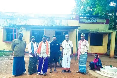ನಾಡಕಚೇರಿಯ ಬಳಿ ಪ್ರಮಾಣಪತ್ರಗಳಿಗಾಗಿ ಮುಂಜಾನೆ 5 ಗಂಟೆಯಿಂದಲೇ ಸರತಿಯಲ್ಲಿ ಕಾಯುತ್ತಿರುವ ನಾಗರಿಕರು.server