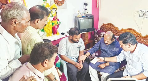 ರಟ್ಟಿಹಳ್ಳಿ ಪಟ್ಟಣದಲ್ಲಿ ಕೊಲೆಯಾದ ಶಿವಾಜಿರಾವ್ ಭೈರೋಜಿ ಕುಟುಂಬಕ್ಕೆ ಮಾಜಿ ಮುಖ್ಯಮಂತ್ರಿ ಸಂಸದ ಬಸವರಾಜ ಬೊಮ್ಮಾಯಿ ಮತ್ತು ಬಿಜೆಪಿ ರಾಜ್ಯಾಧ್ಯಕ್ಷ ಬಿ.ವೈ. ವಿಜೇಂದ್ರ ಭೇಟಿ ನೀಡಿ ಸಾಂತ್ವನ ಹೇಳಿ, ಧನಸಹಾಯ ಮಾಡಿದರು.