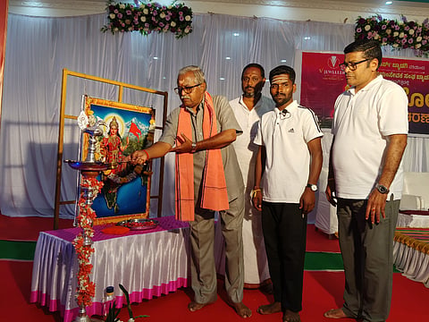 ಬ್ಯಾಡಗಿ ಪಟ್ಟಣದ ಶ್ರೀ ಸಿದ್ಧೇಶ್ವರ ಕಲ್ಯಾಣ ಮಂಟಪದಲ್ಲಿ ರಾಷ್ಟ್ರೀಯ ಸ್ವಯಂ ಸೇವಕ ಸಂಘ ಹಾಗೂ ವಿ-ಜುವೇಲರ್ಸ್ ಆಯೋಜಿಸಿದ್ದ ವಿಶ್ವ ಯೋಗ ದಿನಾಚರಣೆ ಕಾರ್ಯಕ್ರಮಕ್ಕೆ ನಿವೃತ್ತ ಡಾ. ಎಸ್.ಜಿ. ವೈದ್ಯ ಚಾಲನೆ ನೀಡಿದರು. ಉಮೇಶ ವರ್ಣೆಕರ, ಗಣೇಶ ವರ್ಣೆಕರ, ರಾಜಣ್ಣ ಮೋರಿಗೇರಿ, ಕುಮಾರಗೌಡ್ರ ಪಾಟೀಲ ಇದ್ದರು. 