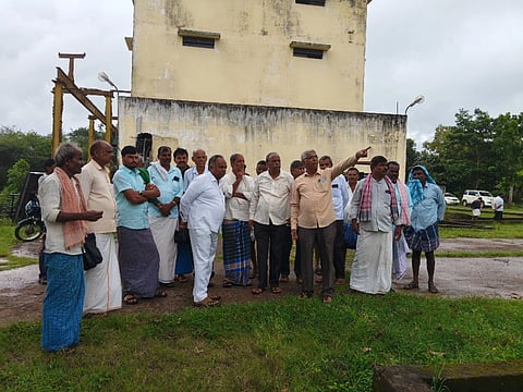 ಹಾನಗಲ್ಲ ತಾಲೂಕು ಬ್ಯಾತನಾಳ ಗ್ರಾಮದ ಗುಡ್ಡದಮಲ್ಲಾಪುರ ನೀರಾವರಿ ಪಂಪ್ ಹೌಸ್ ಸ್ಥಳಕ್ಕೆ ಮಾಜಿ ಶಾಸಕ ವಿರೂಪಾಕ್ಷಪ್ಪ ಬಳ್ಳಾರಿ ನೇತೃತ್ವದಲ್ಲಿ ರೈತರು ತೆರಳಿ ವ್ಯವಸ್ಥೆ ಪರಿಶೀಲಿಸಿದರು.