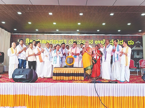  ಶಿರೂರು ಅಳ್ವೆಗದ್ದೆ ಶ್ರೀ ಮಹಾಗಣಪತಿ ದೇವಸ್ಥಾನದಲ್ಲಿ ಪುನಃ ಪ್ರತಿಷ್ಠಾಪನೆ ಹಾಗೂ ಬ್ರಹ್ಮಕಲಶೋತ್ಸವದ ಸಾಂಸ್ಕೃತಿಕ ಕಾರ್ಯಕ್ರಮವನ್ನು ಜಯಪ್ರಕಾಶ ಶೆಟ್ಟಿ ಪೆರ್ಮುದೆ ಉದ್ಘಾಟಿಸಿದರು. ಪ್ರಮುಖರಾದ ರಾಮ ಕೆ.ದೊಡ್ಮನೆ, ಪ್ರಶಾಂತ ವಿ.ಮೊಗೇರ್ ಅಳ್ವೆಗದ್ದೆ, ನಾರಾಯಣ ವಿ.ಮೇಸ್ತ, ಮಂಜುನಾಥ ಪೂಜಾರಿ, ರಾಘವೇಂದ್ರ ಶಿರೂರು, ರಘುವೀರ ಶೇಟ್, ವೆಂಕಟೇಶ ವಿ.ಮೇಸ್ತ ಇದ್ದರು.