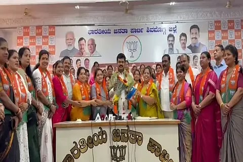 ಮಹಿಳಾ ಮೀಸಲಾತಿ ಜಾರಿ ಸಂಬಂಧ ನಡೆಯಲಿರುವ ಸಂಸತ್ ವಿಶೇಷ ಅಧಿವೇಶನದಲ್ಲಿ ಪಾಲ್ಗೊಳ್ಳಲಿರುವ ಬಿ.ವೈ.ರಾಘವೇಂದ್ರ ಅವರನ್ನು ಮಧುರಾ ಶಿವಾನಂದ್, ಗಾಯತ್ರಿದೇವಿ ಮಲ್ಲಪ್ಪ, ಸುರೇಖಾ ಮುರಳೀಧರ್ ಮತ್ತಿತರರು ಅಭಿನಂದಿಸಿದರು.