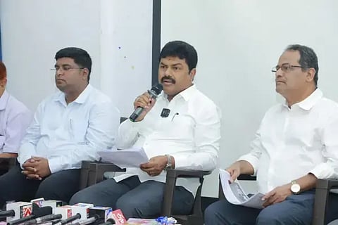 ಶಿವಮೊಗ್ಗದಲ್ಲಿ ಬುಧವಾರ ಸುದ್ದಿಗೋಷ್ಠಿಯಲ್ಲಿ ಬಿ.ವೈ.ರಾಘವೇಂದ್ರ ಮಾತನಾಡಿದರು. ವಿ.ಅಭಿಷೇಕ್, ಡಾ.ವಿರೂಪಾಕ್ಷಪ್ಪ ಇದ್ದರು.