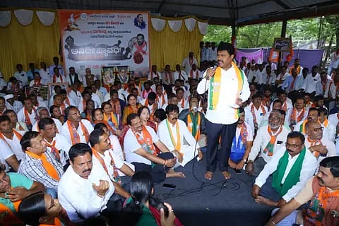ಬಿ.ನಾಗೇಂದ್ರ ವಜಾಕ್ಕೆ ಆಗ್ರಹಿಸಿ ಶಿವಮೊಗ್ಗದಲ್ಲಿ ಬಿಜೆಪಿ ನಡೆಸುತ್ತಿರುವ ಧರಣಿಯಲ್ಲಿ ಪಾಲ್ಗೊಂಡು ಬಿ.ವೈ.ರಾಘವೇಂದ್ರ ಮಾತನಾಡಿದರು. ಎನ್.ಕೆ.ಜಗದೀಶ್, ಮಾಲತೇಶ್, ಗುರುಮೂರ್ತಿ, ಶಿಲ್ಪಾ, ಸುರೇಖಾ ಮುರಳೀಧರ್, ಸಿದ್ದಲಿಂಗಪ್ಪ ಇದ್ದರು.