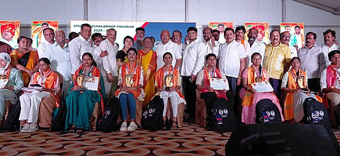 ಸಮಾಜ ಸೇವಕ ಕೆ.ಹೇಮಂತ್ ನೇತೃತ್ವದಲ್ಲಿ ಹಮ್ಮಿಕೊಂಡಿದ್ದ ವಿದ್ಯಾರ್ಥಿ ವೇತನ ಹಾಗೂ ಪ್ರತಿಭಾ ಪುರಸ್ಕಾರ ಕಾರ್ಯಕ್ರಮದಲ್ಲಿ ಶಾಸಕ ಬೈರತಿ ಬಸವರಾಜ ಅವರು ವಿದ್ಯಾರ್ಥಿಗಳಿಗೆ ಸನ್ಮಾನಿಸಿ ಪ್ರೋತ್ಸಾಹ ಧನ ವಿತರಿಸಿದರು.  