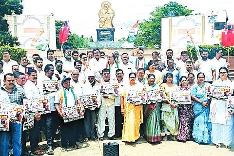 ದಾವಣಗೆರೆಯಲ್ಲಿ ಸೋಮವಾರ ಅಡುಗೆ ಅನಿಲ, ಪೆಟ್ರೋಲ್, ಡೀಸೆಲ್ ಬೆಲೆ ಏರಿಕೆ ಮಾಡಿರುವುದನ್ನು ಖಂಡಿಸಿ ಜಿಲ್ಲಾ ಕಾಂಗ್ರೆಸ್ ಕಾರ್ಯಕರ್ತರು ಪ್ರತಿಭಟನೆ ನಡೆಸಿದರು. ಎಚ್.ಬಿ. ಮಂಜಪ್ಪ, ಡಿ. ಬಸವರಾಜ್, ದಿನೇಶ್ ಕೆ. ಶೆಟ್ಟಿ, ಕೆ.ಜಿ. ಶಿವಕುಮಾರ್, ಅಯೂಬ್ ಪೈಲ್ವಾನ್, ಅನಿತಾಬಾಯಿ, ಎ. ನಾಗರಾಜ್, ಮುದೇಗೌಡ್ರ ಗಿರೀಶ್, ಖಾಲಿದ್ ಅಹಮದ್, ಎಲ್.ಎಂ.ಎಚ್. ಸಾಗರ್ ಇದ್ದರು.