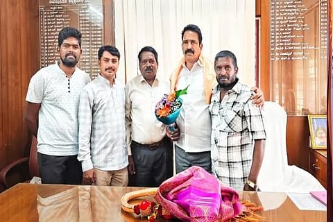 ಚಿಕ್ಕಮಗಳೂರು ಜಿಲ್ಲಾ‌ಕಾಂಗ್ರೆಸ್ ಅಧ್ಯಕ್ಷರಾಗಿ ಆಯ್ಕೆಯಾದ ಎಚ್.ಪಿ.ಮಂಜೇಗೌಡ ಅವರನ್ನು ಕಾಂಗ್ರೆಸ್ ಮುಖಂಡರು ಅಭಿನಂದಿಸಿದರು. ಹಿರೇಗೌಜ ಶಿವಕುಮಾರ್, ದೇವರಾಜ್, ಎಸ್.ಬಿದರೆ ಶರತ್ ಮತ್ತಿತರರಿದ್ದರು.
