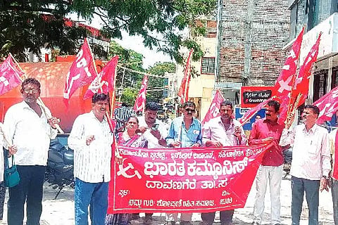  ದಾವಣಗೆರೆಯ ಶಿವಪ್ಪಯ್ಯ ವೃತ್ತದ ಬಳಿ ಗುರುವಾರ ಭಾರತ ಕಮ್ಯುನಿಸ್ಟ್ ಪಕ್ಷದ ಕಾರ್ಯಕರ್ತರು ಪ್ರತಿಭಟನೆ ನಡೆಸಿದರು. ಕೆರನಹಳ್ಳಿ ರಾಜು, ಜಯಣ್ಣ ಎಸಿಎಂ, ಆರ್. ದಾದಾಪೀರ್, ಆವರಗೆರೆ ಚಂದ್ರು, ಜಿ. ಯಲ್ಲಪ್ಪ, ರಮೇಶ್ ಸಿ. ದಾಸರ, ಸರೋಜಾ, ಪುಷ್ಪಾ, ರೈಡರ್ ರಂಗಸ್ವಾಮಿ, ಸುರೇಶ್ ಮುದಹದಡಿ, ಹನುಮಂತಪ್ಪ ಇದ್ದರು.