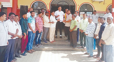 ಕ್ಷೌರಿಕ ಸಮಾಜಕ್ಕೆ ಅವಮಾನ ಮಾಡಿರುವ ಕಾರ್ಮಿಕ ಸಚಿವ ಸಂತೋಷ ಲಾಡ್ ಅವರನ್ನು ಸಚಿವ ಸಂಪುಟದಿಂದ ( cabinet) ವಜಾಗೊಳಿಸಬೇಕು ಎಂದು ಆಗ್ರಹಿಸಿ ಮುಂಡರಗಿ ಪಟ್ಟಣದಲ್ಲಿ ಬುಧವಾರ ತಹಸೀಲ್ದಾರ್ ಗೆ ಮನವಿ ಸಲ್ಲಿಸಲಾಯಿತು.