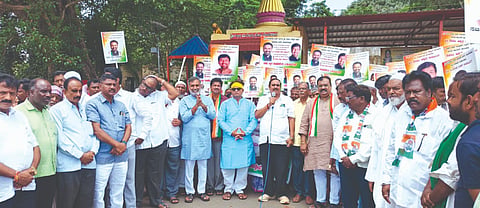 ಮಾಜಿ ಸಚಿವ ಸಂತೋಷ ಲಾಡ್ ಹಾಗೂ ವಿಪ ಸದಸ್ಯ ಸಲೀಂ ಅಹ್ಮದ್ ಅವರನ್ನು ನೂತನ ಸಚಿವ ಸಂಪುಟ(cabinet)ಕ್ಕೆ ಸೇರ್ಪಡೆಗೊಳಿಸಬೇಕು ಎಂದು ಒತ್ತಾಯಿಸಿ ಪಟ್ಟಣದಲ್ಲಿ ಪ್ರತಿಭಟನಾ ರ‌್ಯಾಲಿ ನಡೆಸಿತು.