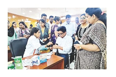  ಹೊಸಪೇಟೆ ಜಿಲ್ಲಾಧಿಕಾರಿ ಕಚೇರಿಯಲ್ಲಿ ಆಯೋಜಿಸಿದ್ದ ಶಿಬಿರದಲ್ಲಿ ಜಿಪಂ ಸಿಇಒ ನೊಂಗ್ಜಾಯ್ ಮಹ್ಮದ್ ಅಲಿ ಅಕ್ರಮ್ ಷಾ ಆರೋಗ್ಯ ತಪಾಸಣೆ ಮಾಡಿಸಿಕೊಂಡರು. ಜಿಲ್ಲಾಧಿಕಾರಿ ಕವಿತಾ ಎಸ್. ಮನ್ನಿಕೇರಿ, ರೋಟರಿ ಕ್ಲಬ್ ಆಫ್ ಹಂಪಿ ಪರ್ಲ್ಸ್ ಅಧ್ಯಕ್ಷೆ ಅನ್ನಪೂರ್ಣ ಸದಾಶಿವ, ಕಾರ್ಯದರ್ಶಿ ದೀಪಾ ಅಗರ್ವಾಲ್ ಇತರರಿದ್ದರು.