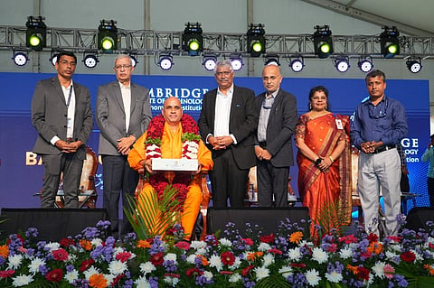 ಕೆಆರ್ ಪುರದಲ್ಲಿರುವ ಕೇಂಬ್ರಿಡ್ಜ್ ತಾಂತ್ರಿಕ ಮಹಾವಿದ್ಯಾಲಯದಲ್ಲಿ ಪ್ರಥಮ ವರ್ಷದ ಇಂಜಿನಿಯರಿಂಗ್ ವಿದ್ಯಾರ್ಥಿಗಳ ಪ್ರವೇಶ ತರಗತಿಗಳ ಕಾರ್ಯಕ್ರಮವನ್ನು ಉದ್ಘಾಟಿಸಿದರು