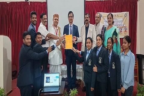 ಫೀಲ್ಡ್ ಮಾರ್ಷಲ್ ಕೆ.ಎಂ. ಕಾರ್ಯಪ್ಪ ಕಾಲೇಜಿನಲ್ಲಿ ನಡೆದ ಸಂಚೇತನಾ ಶಿಬಿರದ ಸಮಾರೋಪ ಸಮಾರಂಭದಲ್ಲಿ ಕೊಡಗು ಸಂಗಮ ಪತ್ರಿಕೆ ಬಿಡುಗಡೆ ಮಾಡಲಾಯಿತು. ಪ್ರೊ. ಅಶೋಕ ಸಂಗಪ್ಪ ಆಲೂರ, ಮೇ.ಡಾ. ರಾಘವ ಬಿ., ಪ್ರೊ. ದುಬೆ, ಪ್ರೊ. ಶ್ರೀಧರ ಹೆಗಡೆ ಇದ್ದರು.