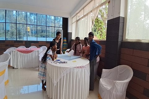  ಹೊದ್ದೂರು ಗ್ರಾಮ ಪಂಚಾಯಿತಿಯಲ್ಲಿ ನಡೆಯುತ್ತಿರುವ ಅರಿವು ವಿಶೇಷ ಬೇಸಿಗೆ ಶಿಬಿರದಲ್ಲಿ ಮಕ್ಕಳು ಉತ್ಸಾಹದಿಂದ ಪಾಲ್ಗೊಂಡಿದ್ದರು.