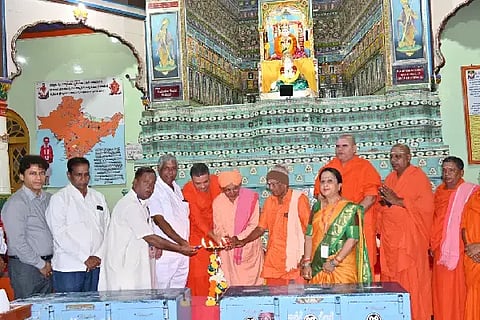ಹುಬ್ಬಳ್ಳಿಯ ಶ್ರೀ ಸಿದ್ಧಾರೂಢ ಸ್ವಾಮಿ ಮಠದಲ್ಲಿ (Camp) ಗುರುವಾರ ಆರೂಢ ತತ್ತ್ವಚಿಂತನ ಸಾಧನ ಶಿಬಿರದ ಉದ್ಘಾಟನಾ ಸಮಾರಂಭದಲ್ಲಿ ಶ್ರೀ ದಯಾನಂದ ಸರಸ್ವತಿ ಸ್ವಾಮಿ, ಶ್ರೀ ಸಹಜಾನಂದ ಸ್ವಾಮಿ, ಶ್ರೀ ಶಿವಕುಮಾರ ಸ್ವಾಮಿ, ಬಾಳು ಮಗಜಿಕೊಂಡಿ, ಚನ್ನವೀರ ಮುಂಗುರವಾಡಿ, ಇತರರು ಇದ್ದರು.