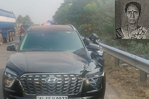ರಾಷ್ಟ್ರೀಯ ಹೆದ್ದಾರಿ 66ರ ಕಾರ್ನಾಡ್ ಕೊಕ್ಕರಕಲ್ ಬಳಿ ತಡೆಬೇಲಿಗೆ ಡಿಕ್ಕಿ ಹೊಡೆದು ನಿಂತ ಕಾರು.