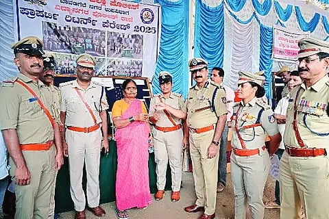 ಜಿಲ್ಲೆಯ ವಿವಿಧ ಪೊಲೀಸ್ ಠಾಣೆಗಳ ವ್ಯಾಪ್ತಿಯಲ್ಲಿ 2025ನೇ ಸಾಲಿನಲ್ಲಿ ಪ್ರಕರಣಗಳನ್ನು ಪತ್ತೆ ಮಾಡಿ ವಶಪಡಿಸಿಕೊಂಡ ಸ್ವತ್ತುಗಳನ್ನು ಇಲಾಖೆ ವತಿಯಿಂದ ವಾರಸುದಾರರಿಗೆ ದಾವಣಗೆರೆಯಲ್ಲಿ ಶುಕ್ರವಾರ ಹಿಂದಿರುಗಿಸಲಾಯಿತು. ಡಾ. ಬಿ.ಆರ್. ರವಿಕಾಂತೇಗೌಡ, ಉಮಾ ಪ್ರಶಾಂತ್, ಪರಮೇಶ್ವರ ಹೆಗಡೆ, ಶರಣಬಸವೇಶ್ವರ ಬಿ. ಇನ್ನಿತರ ಅಧಿಕಾರಿಗಳು ಇದ್ದರು.