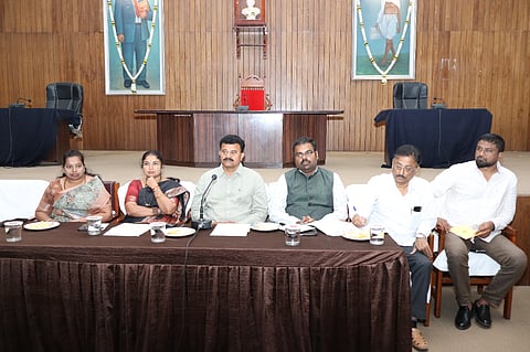 ಬೆಳಗಾವಿ ಪಾಲಿಕೆ ಪರಿಷತ್ ಸಭಾಂಗಣದಲ್ಲಿ ಮಂಗಳವಾರ ನಡೆದ ಸಭೆ ಜರುಗಿತು. ಮಂಗೇಶ ಪವಾರ್, ವಾಣಿ ಜೋಶಿ, ಕಾರ್ತಿಕ್.ಎಂ. ಇತರರಿದ್ದರು.